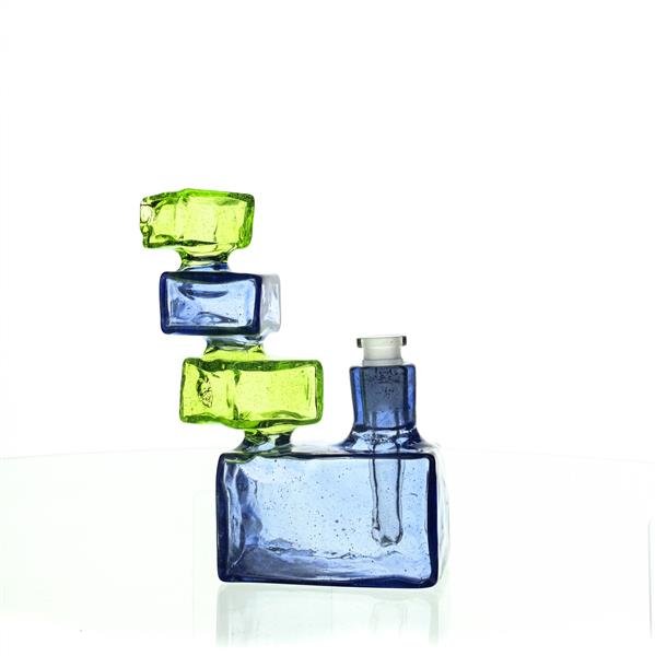 Close-up of Mike G Glass blue-V rig 10mm joint waterpipe